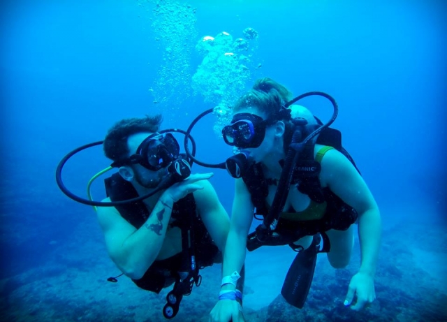 Realiza snorkel en pareja